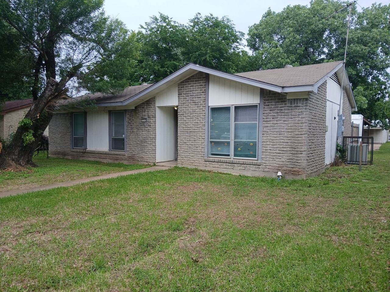 12109 Bishop Dr - Photo 3 of 42