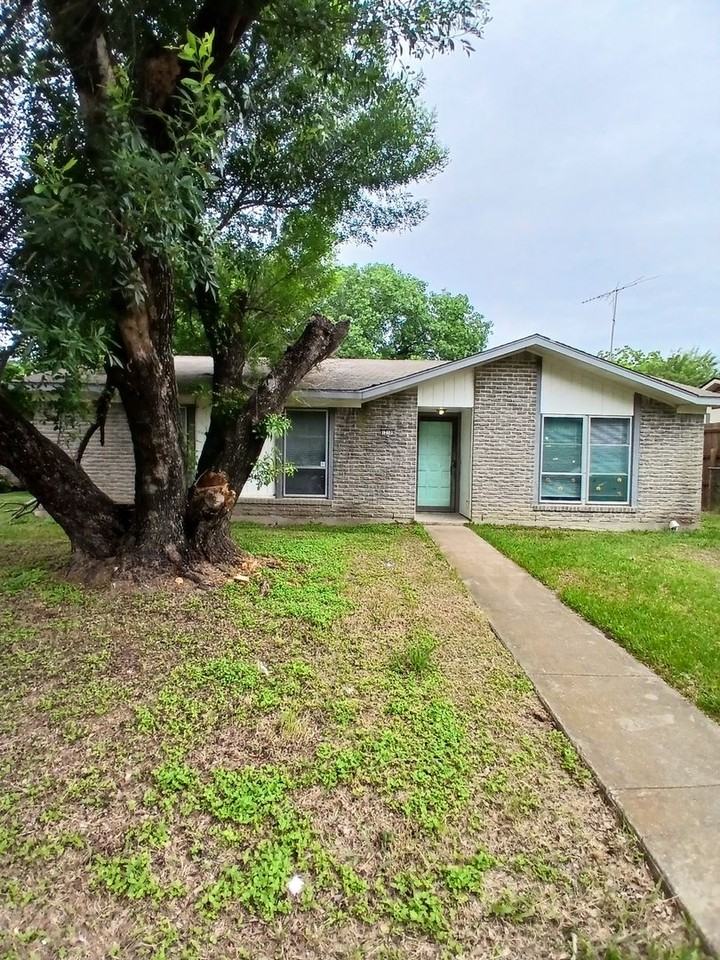 12109 Bishop Dr - Photo 4 of 42