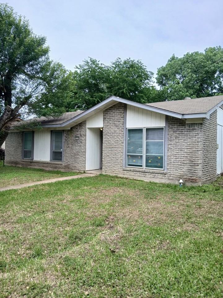 12109 Bishop Dr - Photo 5 of 42