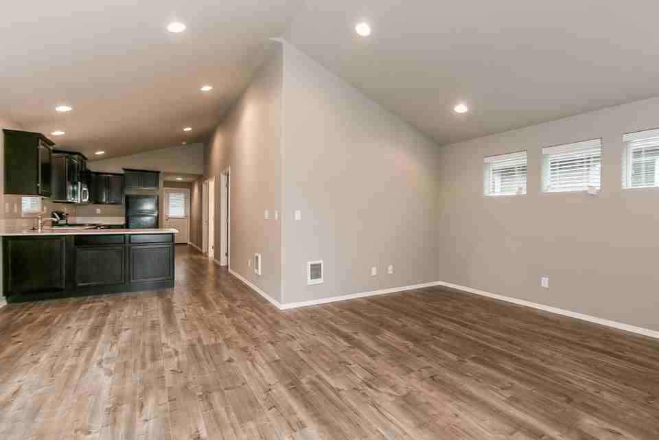 975 975 Pacific Hwy 99 South - Photo 2 of 11