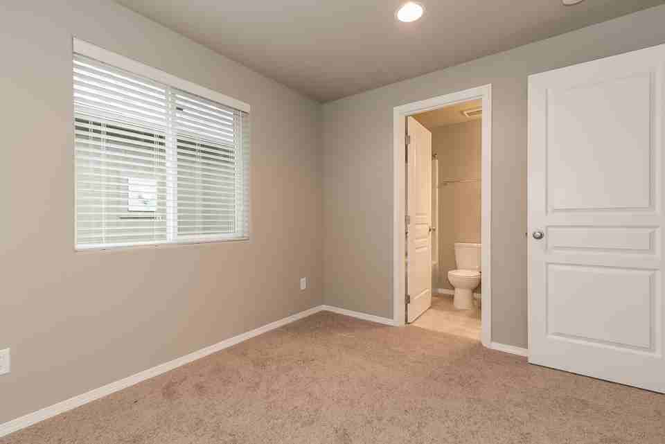 975 975 Pacific Hwy 99 South - Photo 6 of 11