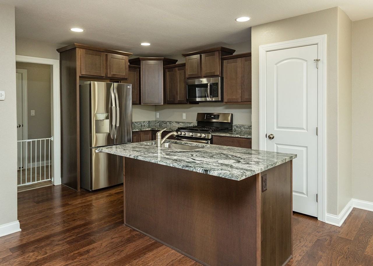 303 Marie Ave - Photo 3 of 33