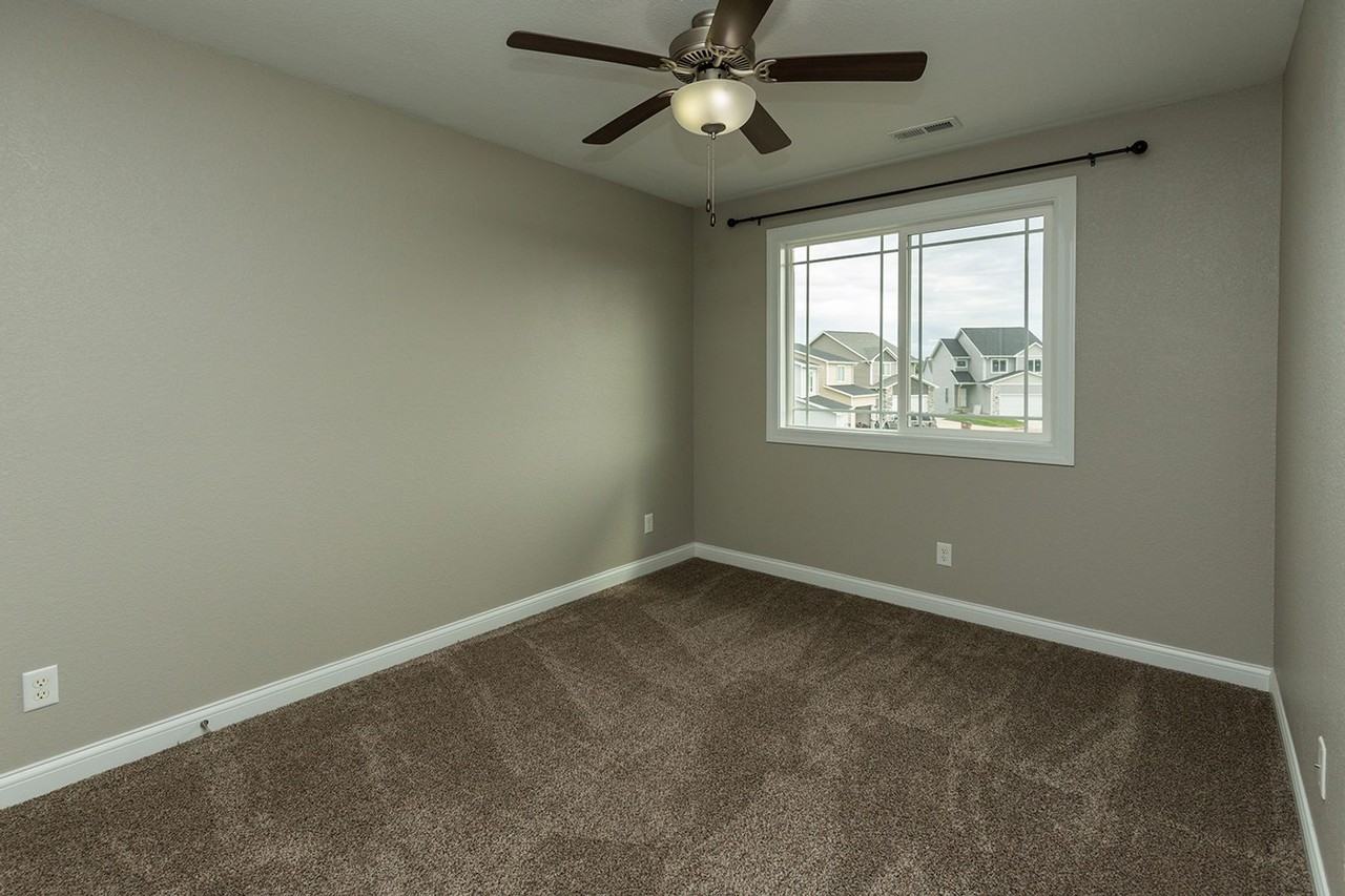 303 Marie Ave - Photo 4 of 33