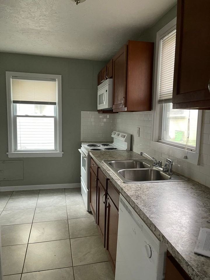18800 Pasnow Ave - Photo 2 of 8