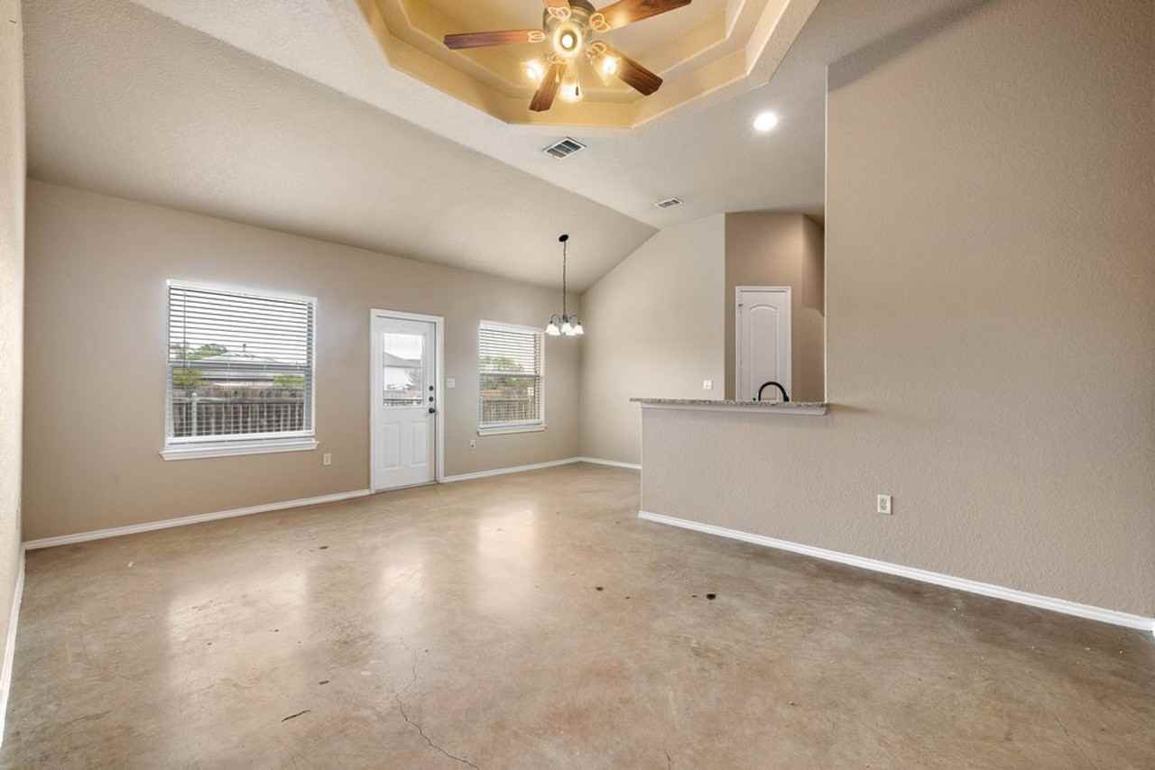 216 Stone Gate Dr - Photo 2 of 14