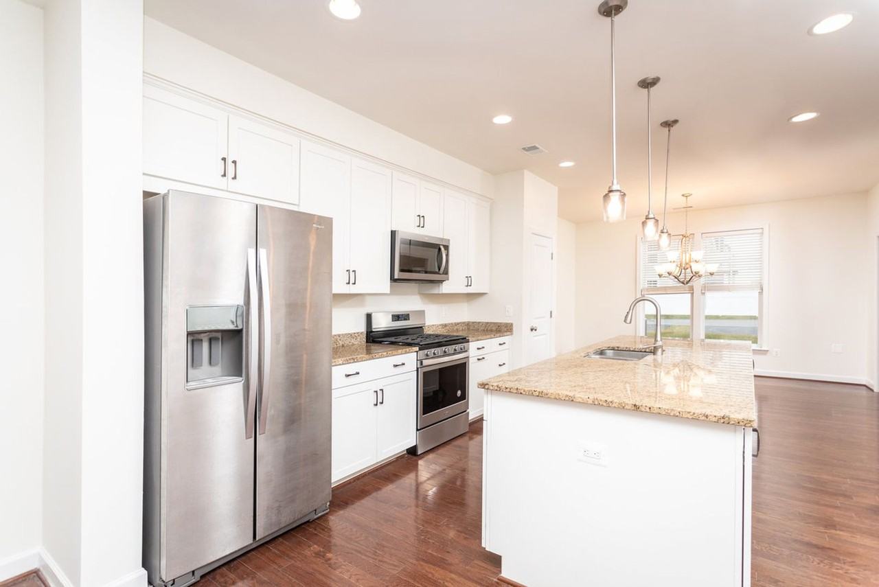 3245 Battery Park Pl - Photo 7 of 34