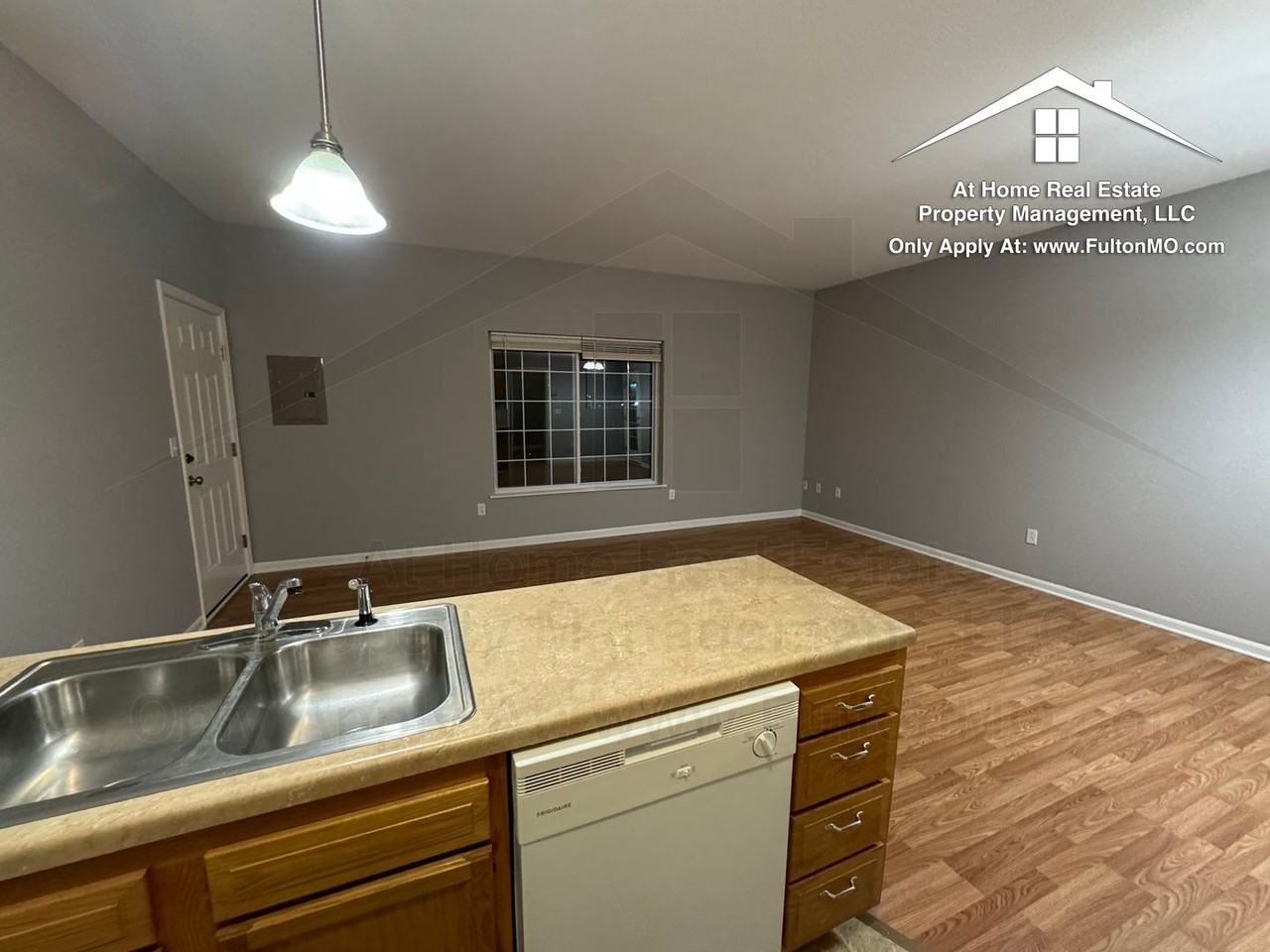 211 N Main St - Photo 4 of 15