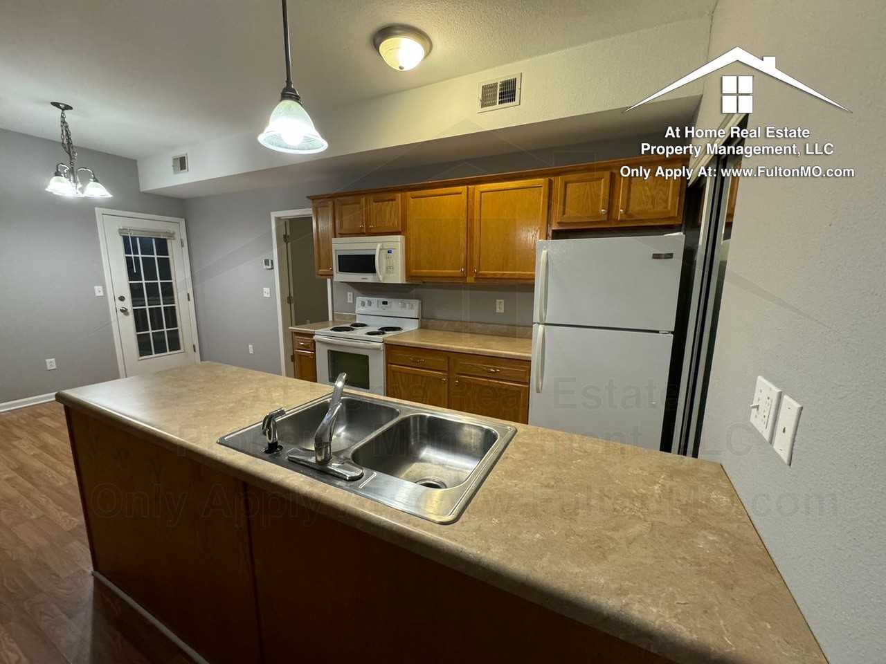 211 N Main St - Photo 6 of 15