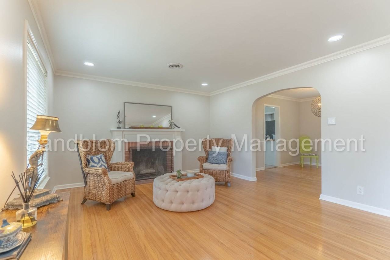 2421 E 18th St - Photo 4 of 20