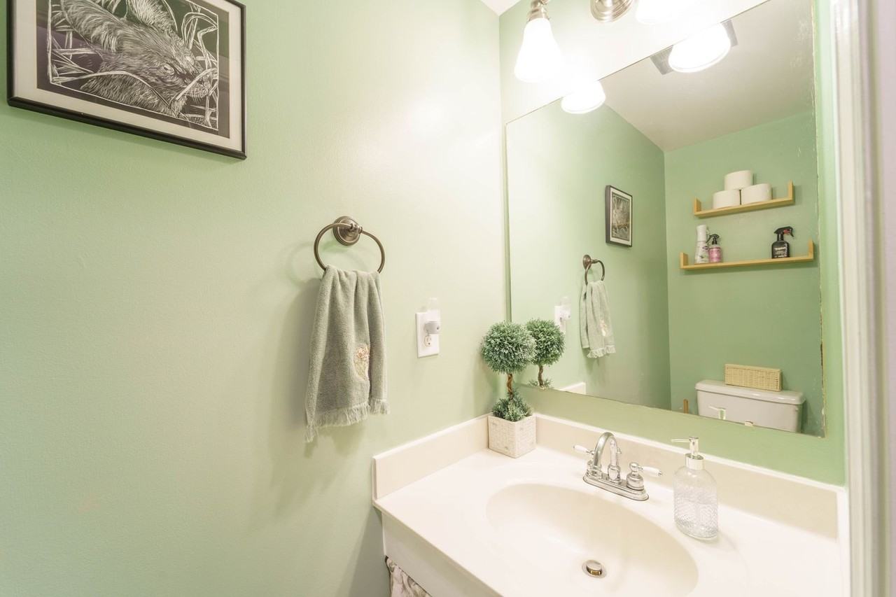 10002 Hemlock Woods Ln - Photo 7 of 36