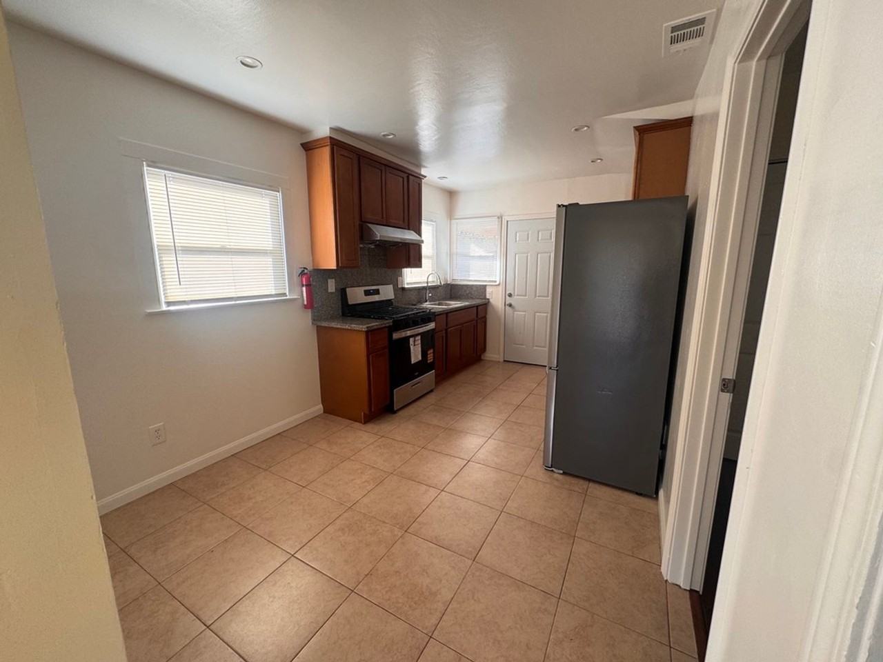 285 Sunset Blvd - Photo 7 of 18