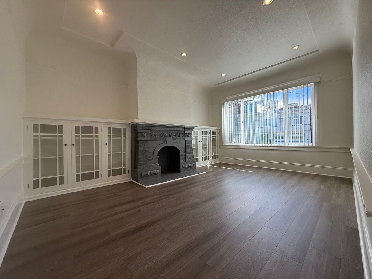 1052 Jamestown Ave - Photo 3 of 13