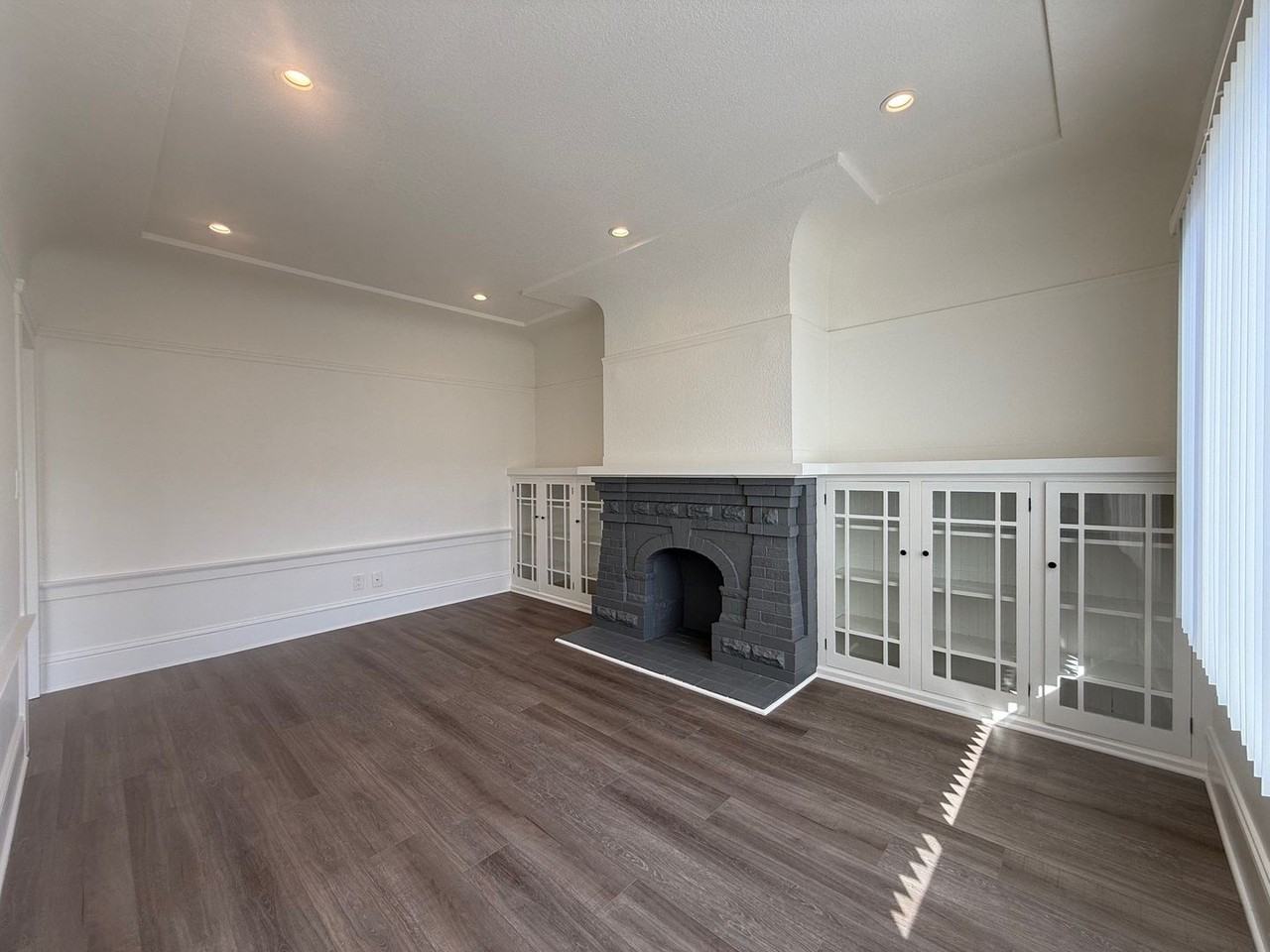 1052 Jamestown Ave - Photo 4 of 13