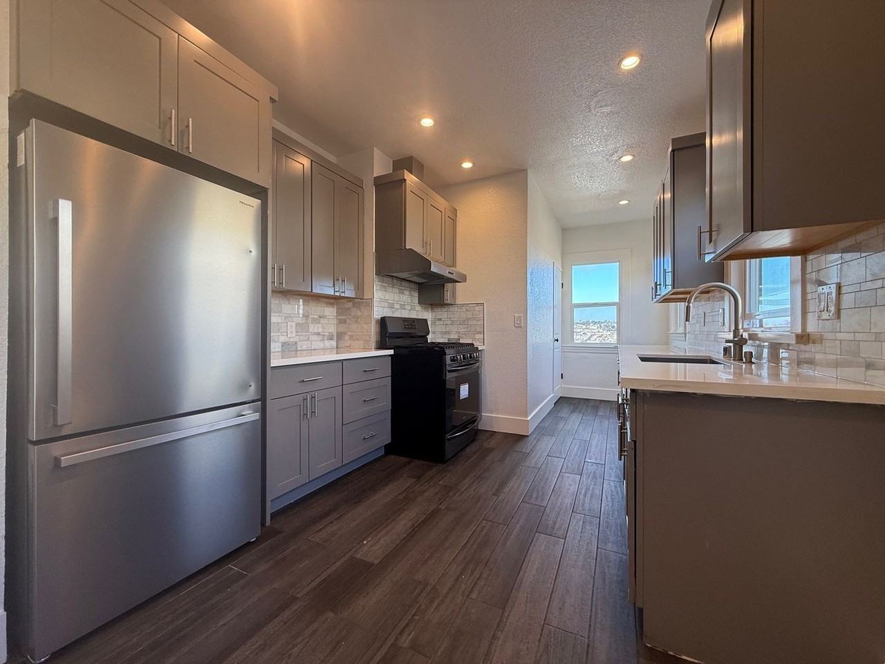 1052 Jamestown Ave - Photo 5 of 13