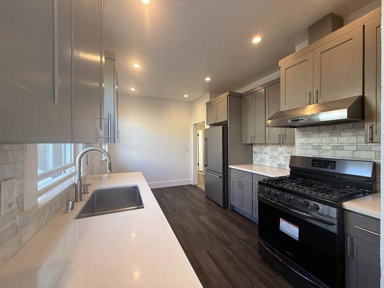 1052 Jamestown Ave - Photo 6 of 13