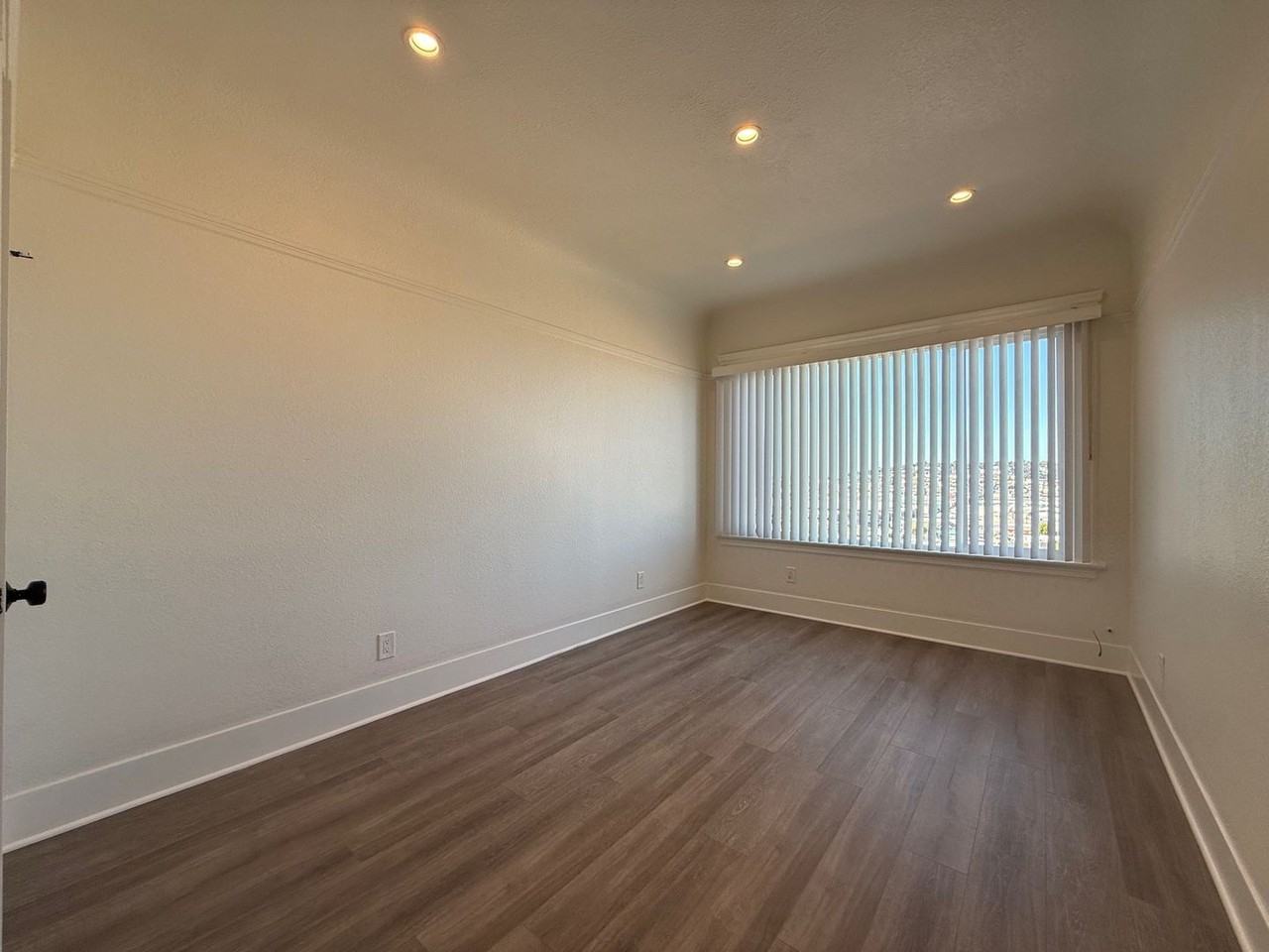 1052 Jamestown Ave - Photo 7 of 13