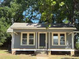 featured image of 2134 Queens Hwy