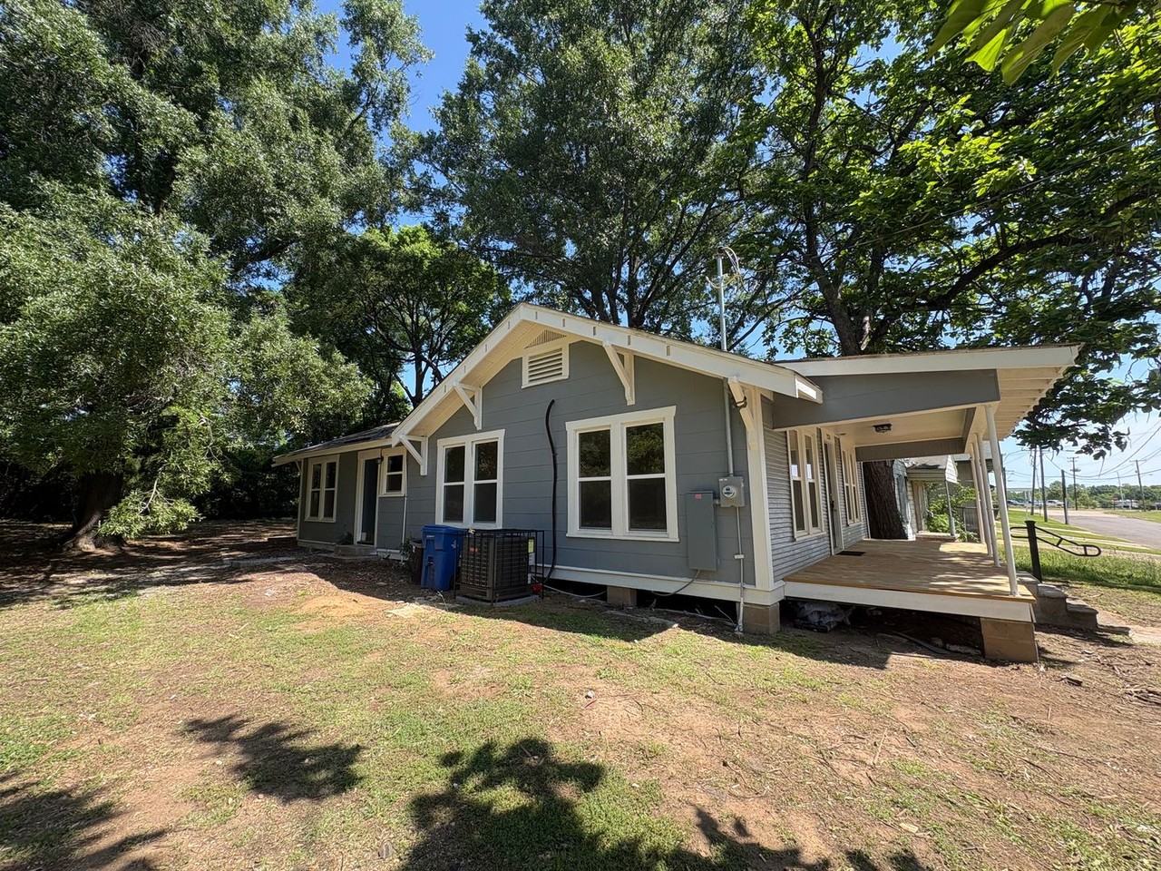 2134 Queens Hwy - Photo 2 of 23