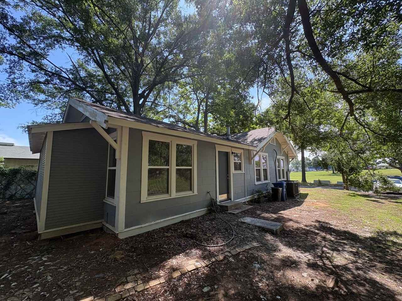 2134 Queens Hwy - Photo 3 of 23