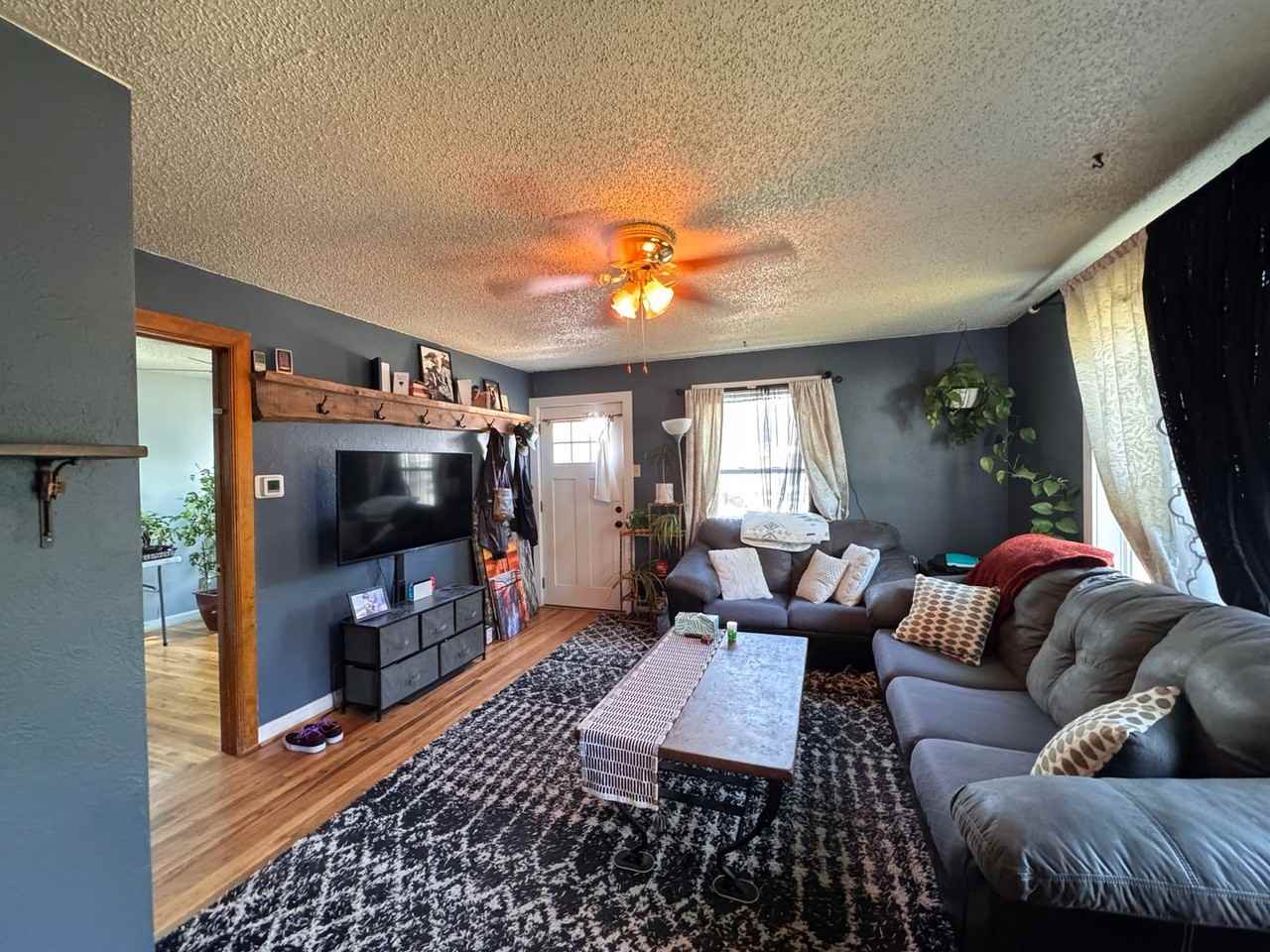 630 E 10th St - Photo 3 of 14