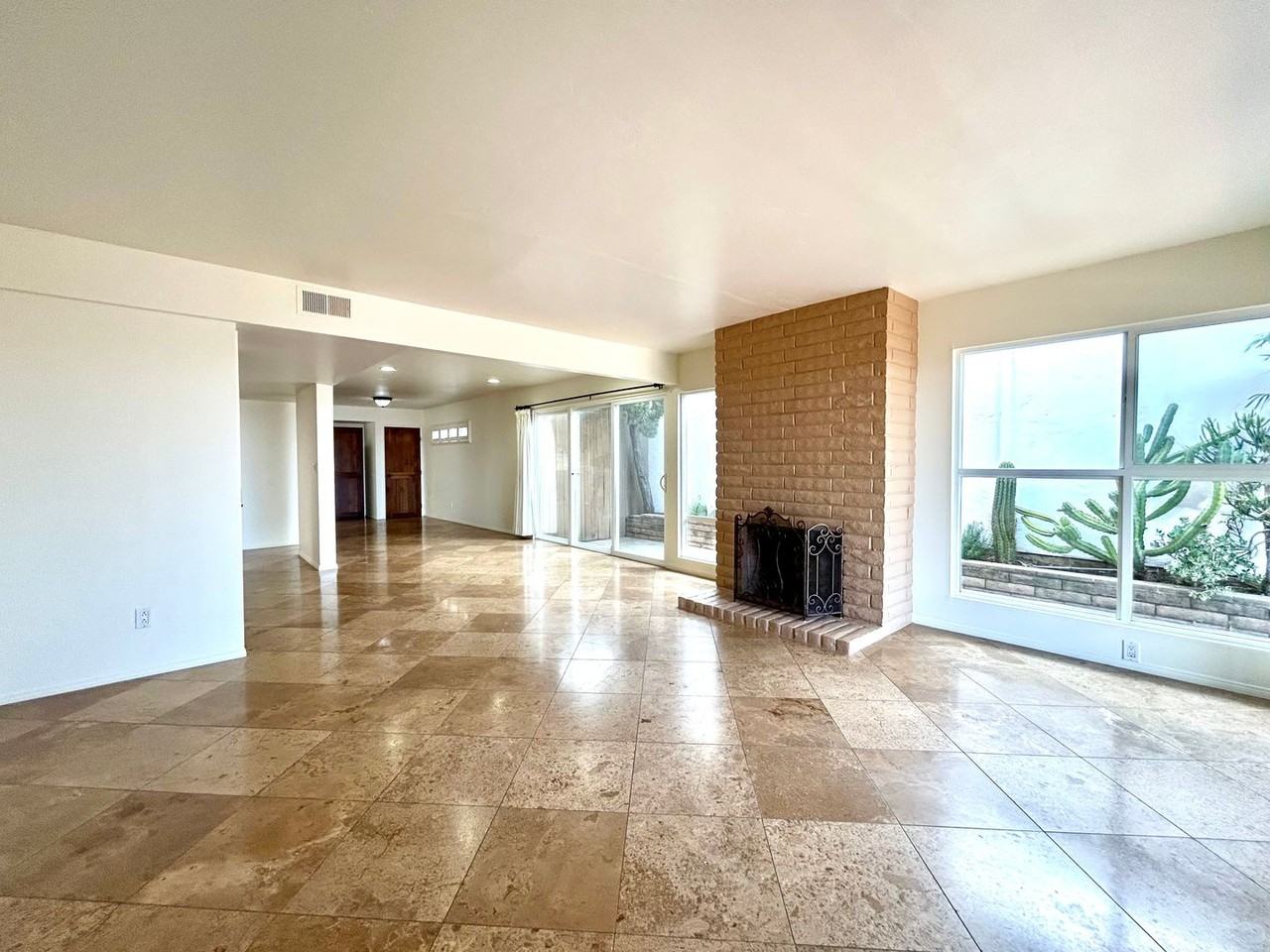 2461 Geranium St - Photo 5 of 34