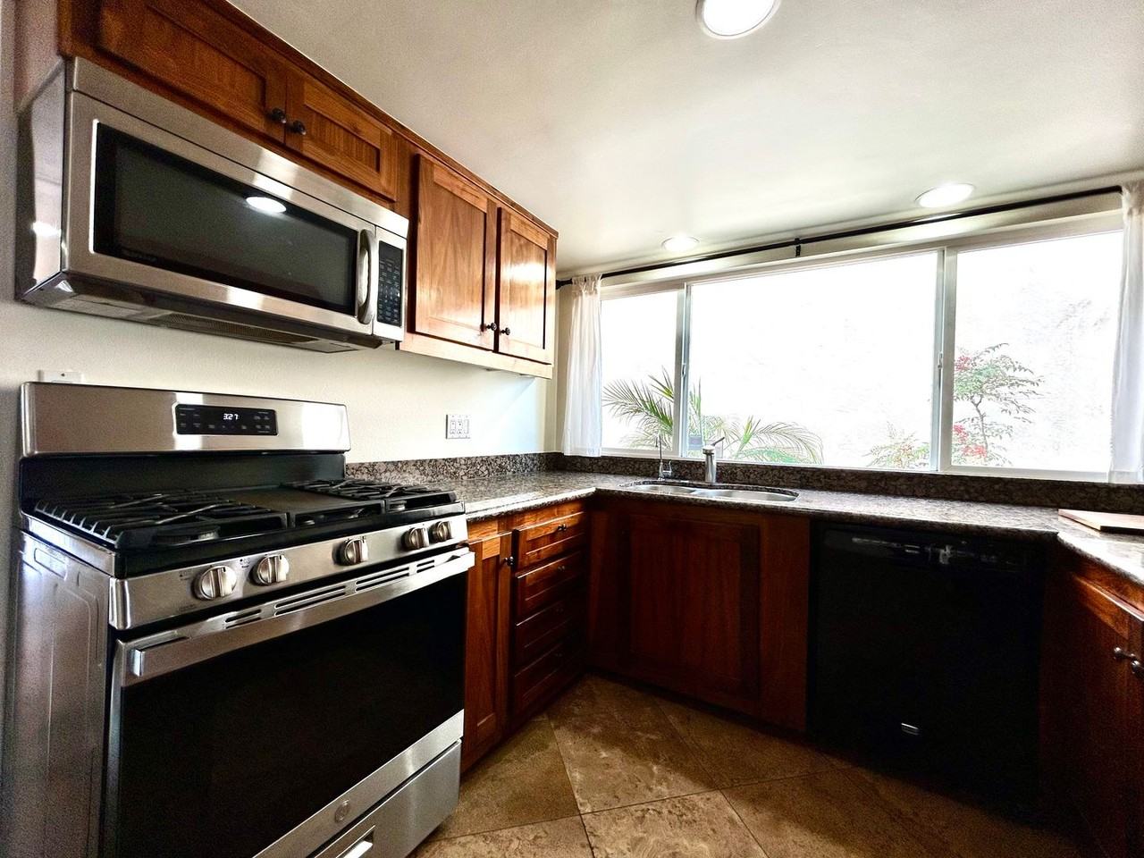 2461 Geranium St - Photo 7 of 34