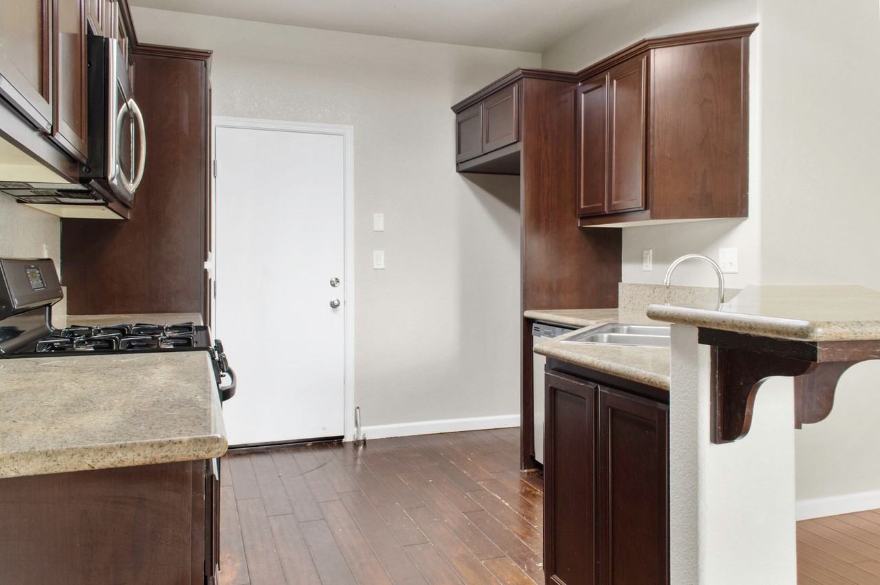 3249 Torrance Ave - Photo 6 of 38