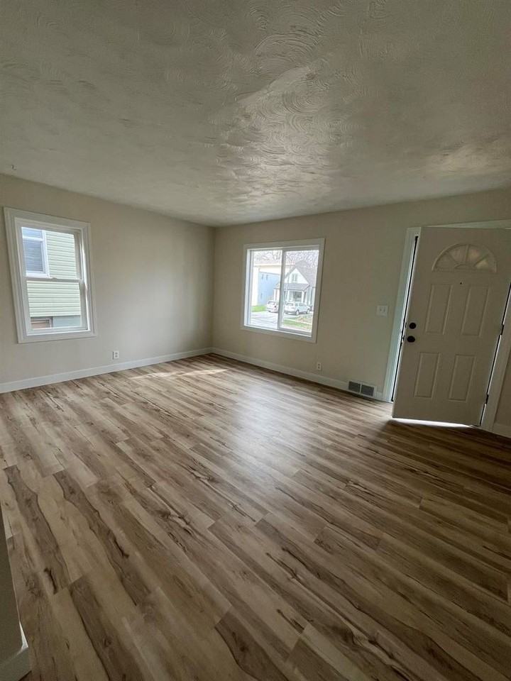 3323 N 40th St - Photo 2 of 13