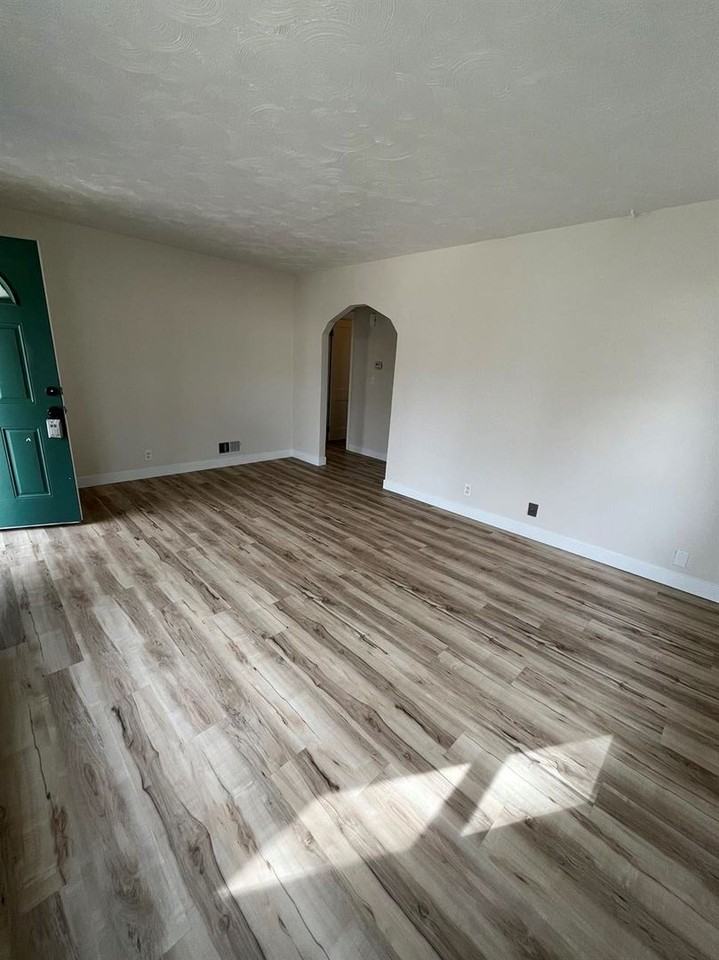 3323 N 40th St - Photo 3 of 13
