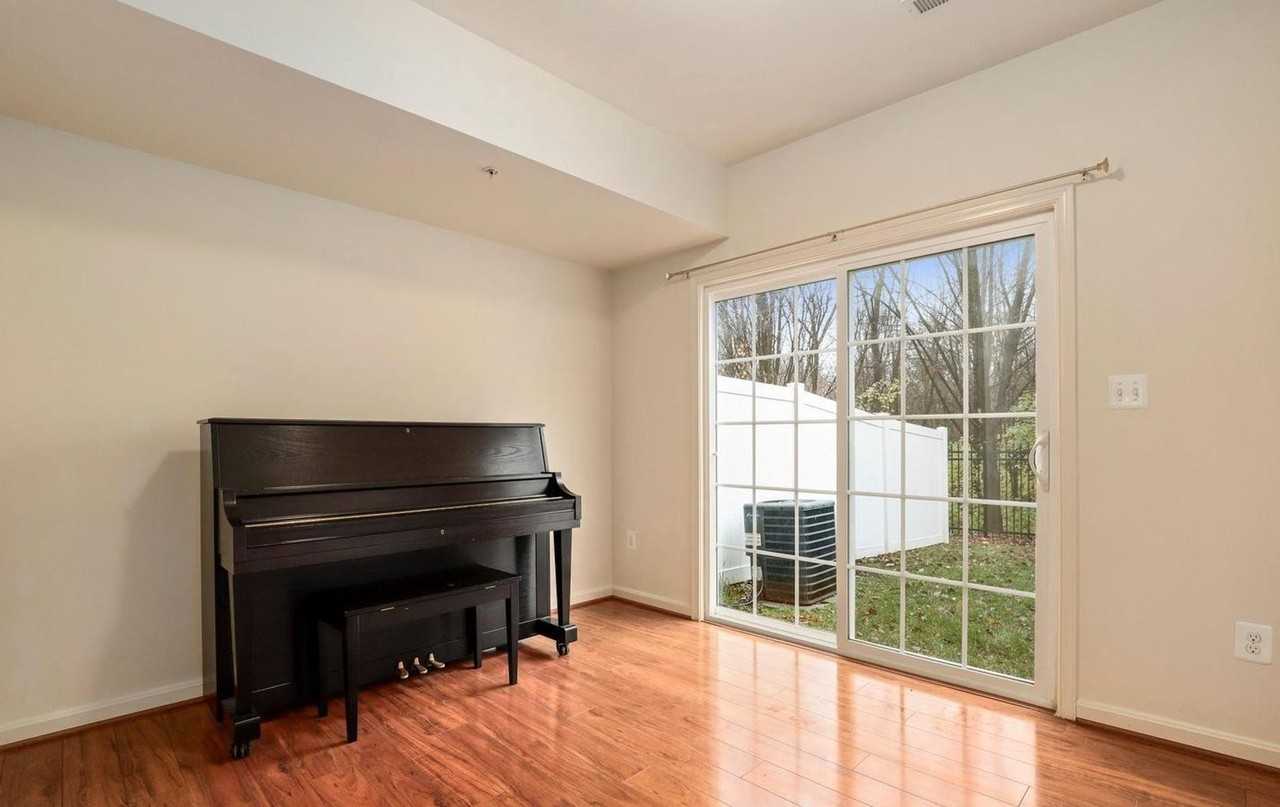 653 Tivoli Rd - Photo 5 of 31
