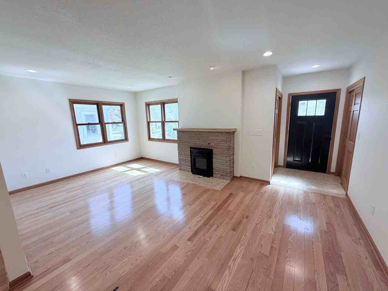 2109 Saint Anthony Pkwy - Photo 4 of 45