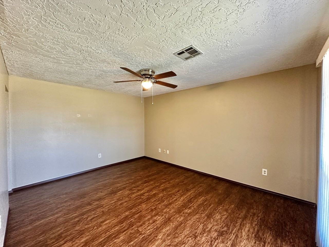 7203 Nw Kingsbury Ave - Photo 4 of 32