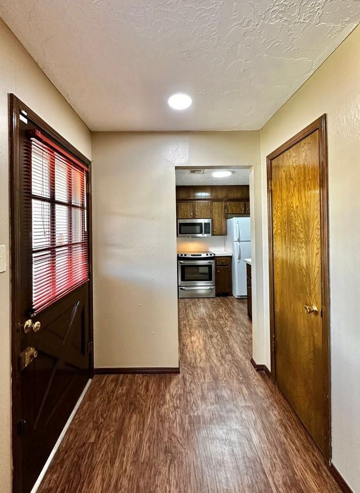 7203 Nw Kingsbury Ave - Photo 6 of 32
