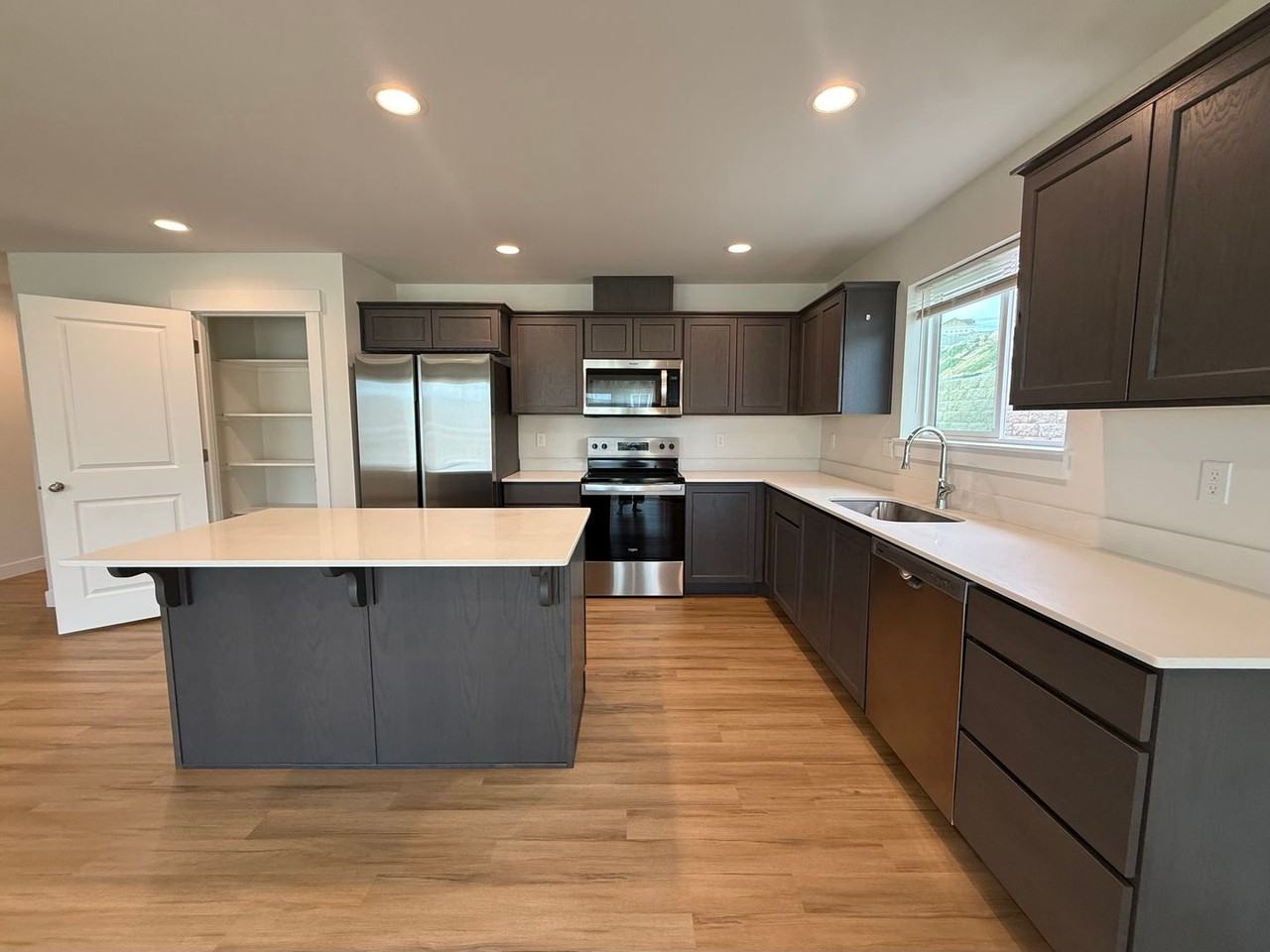 835 N Macaw Ave - Photo 3 of 17