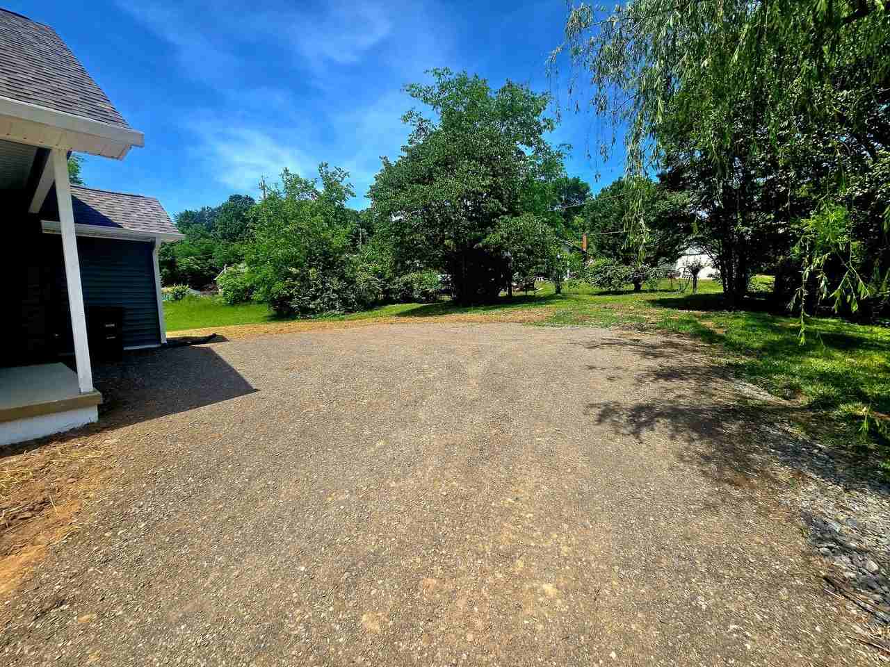 1331 Lee Ln - Photo 3 of 17
