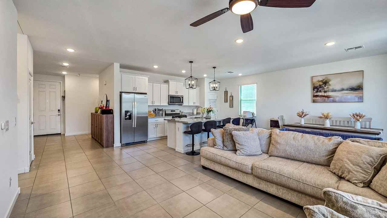 8820 W Agora Ln - Photo 5 of 34
