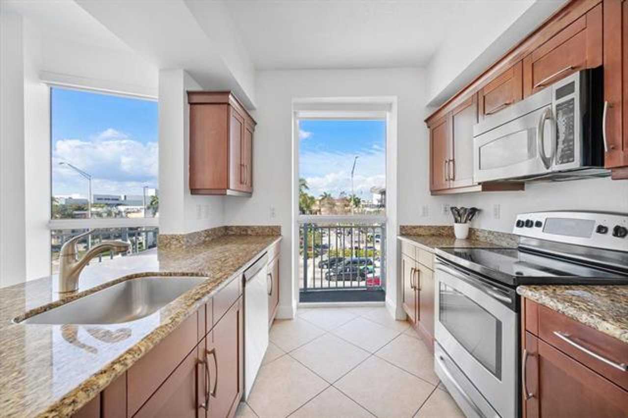 7270 7270 SW 88th Street St #B203 - Photo 5 of 27