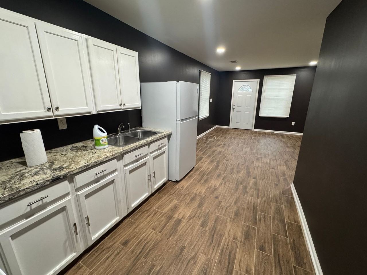 1555 Swan Ave - Photo 4 of 11