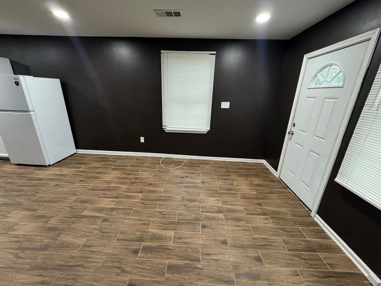 1555 Swan Ave - Photo 5 of 11
