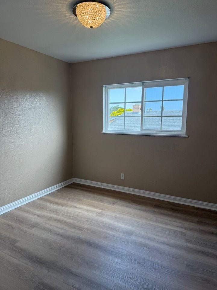 1100 Honeysuckle Way - Photo 7 of 11
