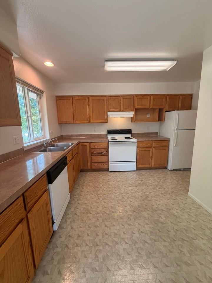 1683 Ono Ave - Photo 4 of 17