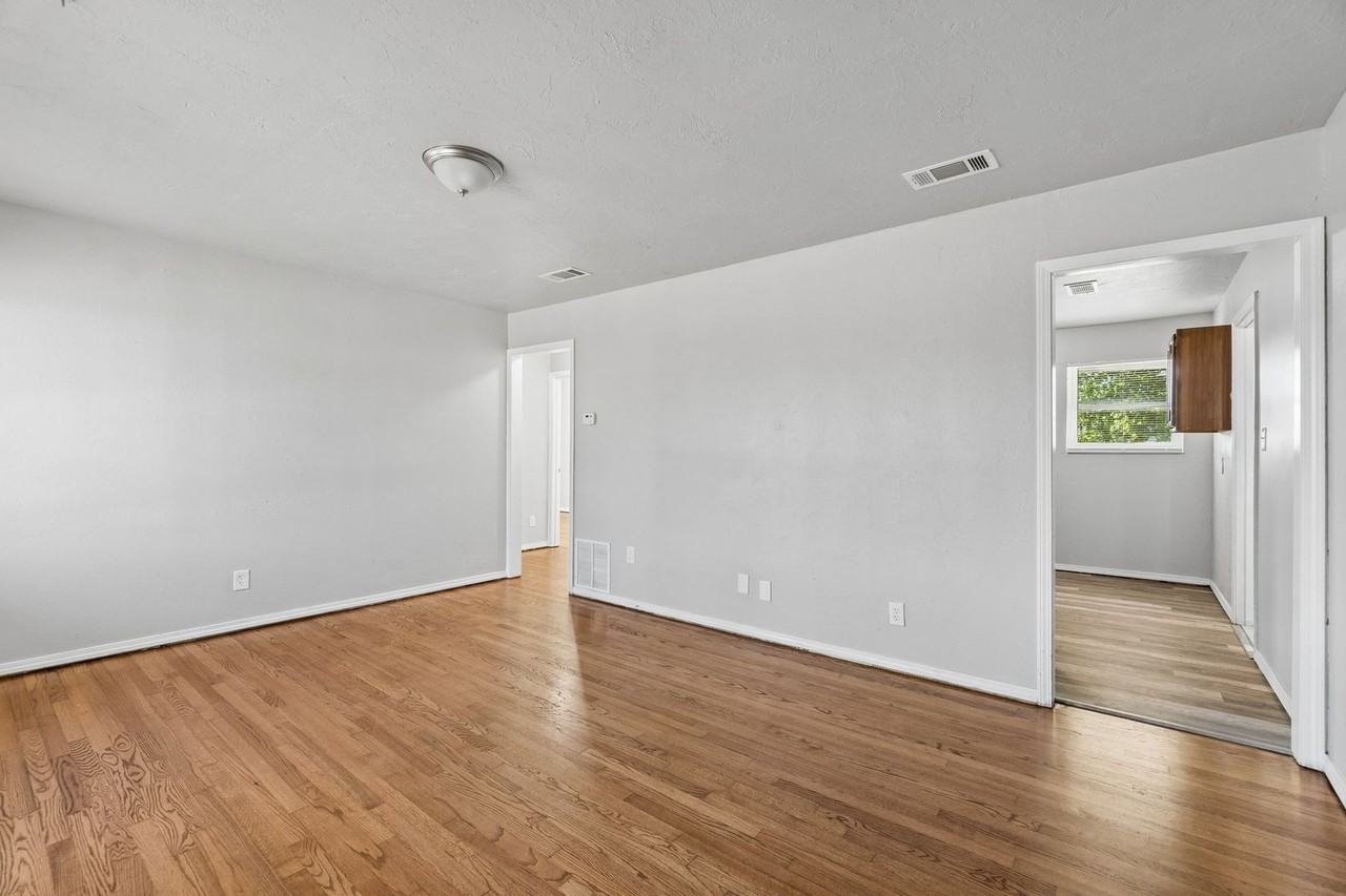 4036 Pine Ave - Photo 2 of 12