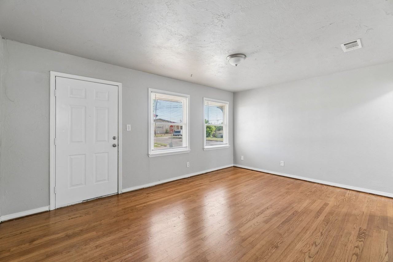 4036 Pine Ave - Photo 3 of 12