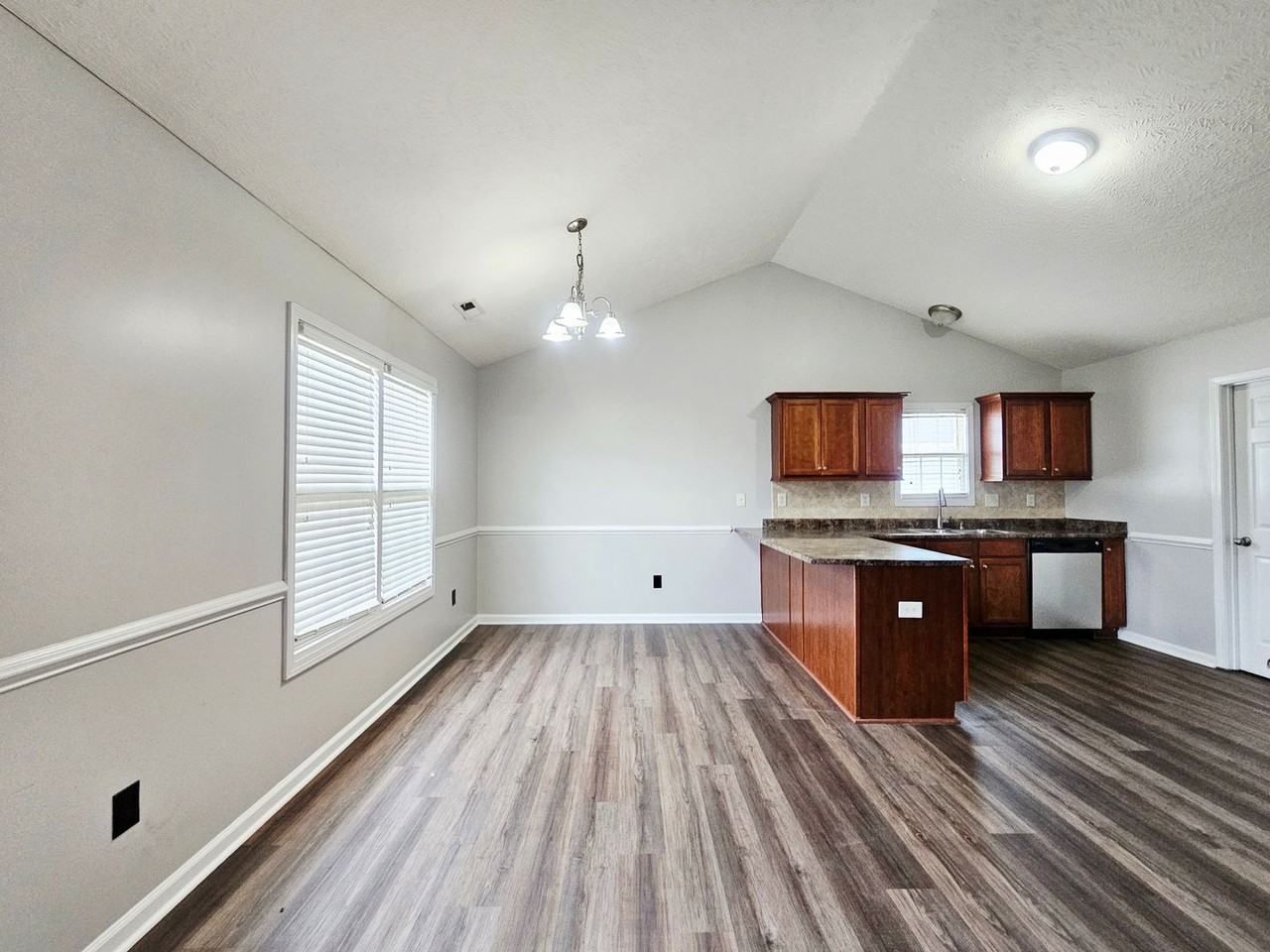 241 Huntington Dr - Photo 5 of 19