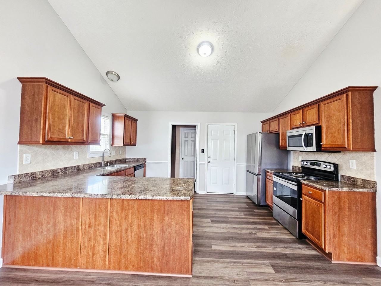 241 Huntington Dr - Photo 6 of 19