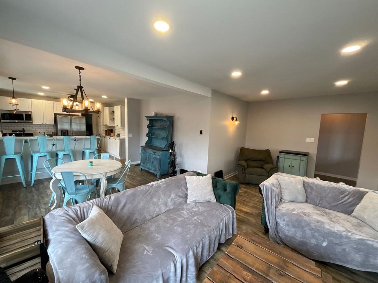 1336 Wolcott Ave - Photo 5 of 23