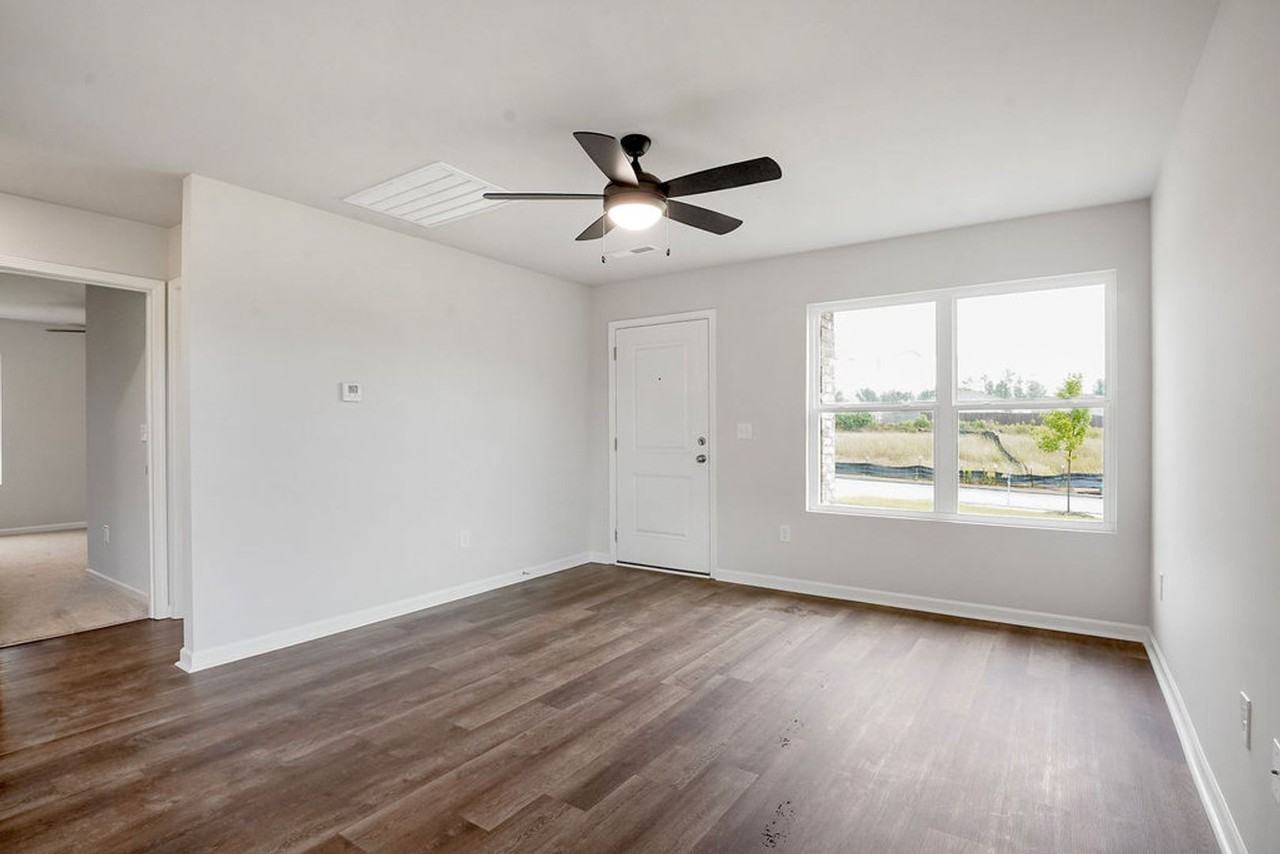 813 Ashford Dr - Photo 3 of 17