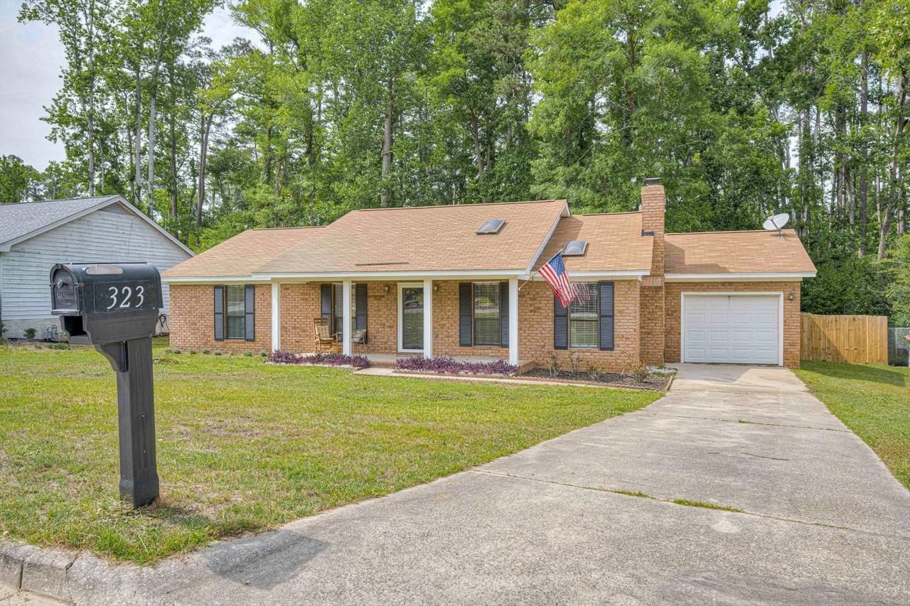 323 Forest Ct - Photo 2 of 33