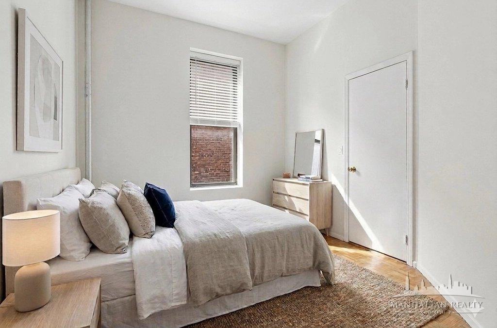 E 89th St #4E - Photo 2 of 5