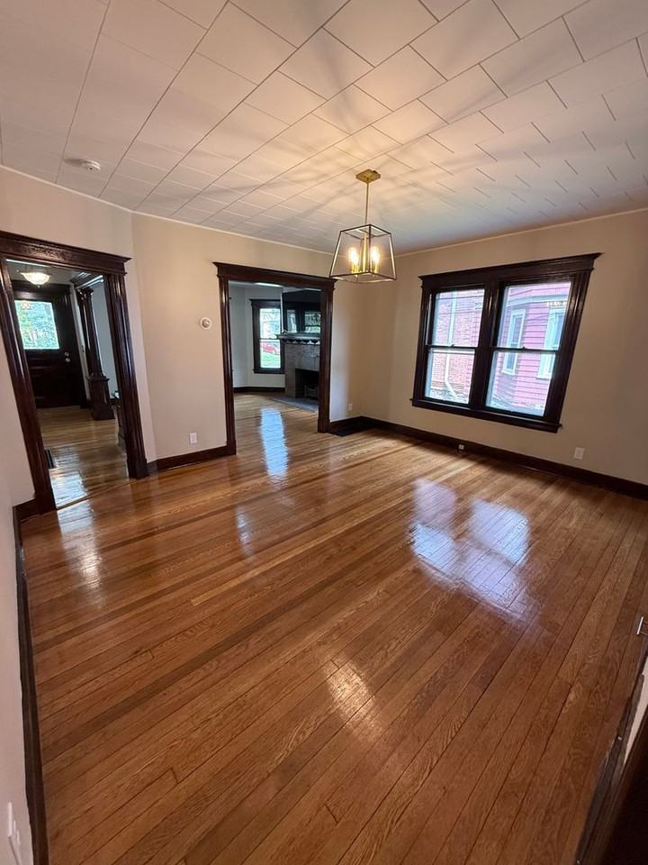 260 Oxford St - Photo 7 of 23